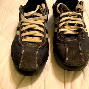 Sketchers 1992 walking shoes great looking shoes.